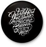 printfashion Dolgozz keményen - Kitűző, hűtőmágnes - Fekete (3091741)