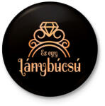 printfashion Ez egy lánybúcsú - Kitűző, hűtőmágnes - Fekete (7266333)