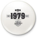 printfashion born-in-1979-(dark&lightgrey) - Kitűző, hűtőmágnes - Fehér (3076146)