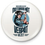 printfashion Sose becsülj alá egy motors nőt - Vespa - Kitűző, hűtőmágnes - Fehér (4344786)