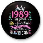 printfashion Születésnap 1989 Július - Napfény egy kis hurrikánnal! - Kitűző, hűtőmágnes - Fekete (3095827)