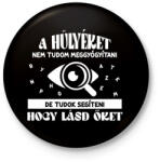 printfashion Segítek, hogy lásd a hülyéket - Kitűző, hűtőmágnes - Fekete (12647320)