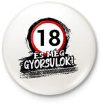 printfashion 18 születésnap és még gyorsulok - Kitűző, hűtőmágnes - Fehér (12849515)