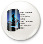 printfashion Lelkem a szabadsággal táncolt, minden percben éltem, szívem a motoromhoz láncolt, hogy sebes tűzben égjen. - Kitűző, hűtőmágnes - Fehér (16413876)