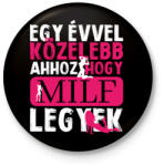 printfashion Egy évvel közelebb - Kitűző, hűtőmágnes - Fekete (14835349)
