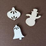  Natúr fa hóember + gömb + harang. Méretük: hóember: 20x30 mm, gömb. 22X22 mm, 18x25 mm