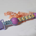  Egyedi neves cumilánc makramé csomózással, szilikon golyókkal, fa betűkkel - kék (kek_cumilanc_makrame_fa_betu)