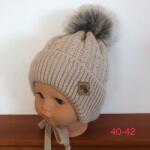  Vastag téli bojtos kötött sapka plüss béléssel, megkötővel - Bézs munkagépes (40-42 cm)