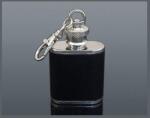 Padonio Kisméretű kulcsra akasztható rozsdamentes acél flaska laposüveg - 1 oz. = 29.6ml - Fekete színű műbőr bevonattal (DM-6-3198)