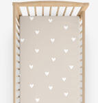 Goldea gyermek körgumis pamut lepedő kiságyba - szívecskék, latte színű alapon 60 x 120 cm