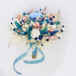 Eventissimi® Buchet personalizabil cu trandafirI criogenatI si flori naturale uscate predominant blue (BF-235)