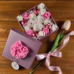  Virágos Édes Kényeztetés Box + Ajándék Habtulipán szál szalaggal átkötve