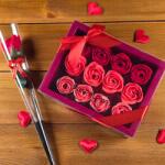  Date Under Roses - 12 db-os Szappanrózsa Szett + Ajándék Selyem Rózsa szál díszcsomagolásban
