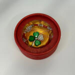 Aranjamente florale - Set Lucky Camee, brosa/ trifoi cu cristale si bratara, elastica cu margele si charm trifoi, in cutie rotunda, Verde