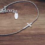  Brățară din argint delicată cu pandantiv în formă de cruce (IV08926P1600PL)