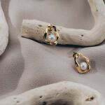  Cercei din argint placat cu aur solid cu perlă 6 mm - Model valuri ale mării (EMA27au)