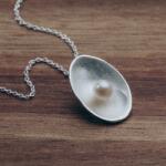  Colier din argint texturat cu perlă naturală, design elegant oval (IV084380000PBL)