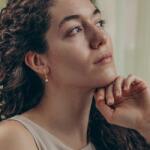  Cercei din Argint Lungi placat cu aur 22mm în Formă de Spic de Grâu cu Perlă Naturală - Eleganță Organică (EMA42)