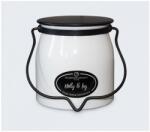Milkhouse Candle Holly & Ivy Creamery Glow közepes üveggyertya 454 g