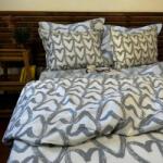 Pucioasa Lenjerie de pat dublu creponata cu elastic pentru saltea 160x200cm, bumbac 100%, inimi gri Lenjerie de pat