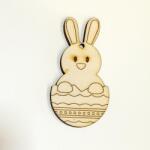  Natúr fa nyuszi tojáshéjban, felakasztható. Mérete: 3, 7x7 cm