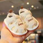 Superbebeshoes Sandalute ivoire cu piuitoare - Bear