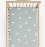 Goldea gyermek körgumis pamut lepedő kiságyba - szívecskék, zsálya színű alapon 70 x 140 cm