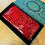  Női Pénztárca -Dombornyomott- Virág Mintás- Piros- (NL590097)