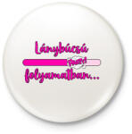 printfashion Lánybúcsú folyamatban - Kitűző, hűtőmágnes - Fehér (17473744)