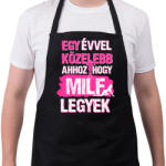 printfashion Egy évvel közelebb ahhoz hogy milf legyek - Kötény - Fekete (17215061)