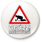 printfashion Vigyázz Legénybúcsú - Kitűző, hűtőmágnes - Fehér (17478244)