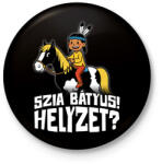 printfashion Szia Bátyus! Helyzet? - Fehér - Kitűző, hűtőmágnes - Fekete (17358477)