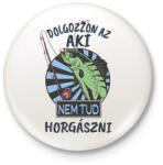 printfashion Dolgozzon az aki nem tud horgászni - Kitűző, hűtőmágnes - Fehér (17236662)