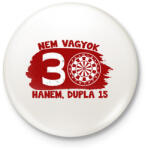 printfashion Nem vagyok 30 hanem dupla 15 - Egyedi számokkal - Kitűző, hűtőmágnes - Fehér (17210028)