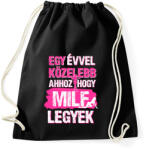 printfashion Egy évvel közelebb ahhoz hogy milf legyek - Sportzsák, Tornazsák - Fekete (17214761)