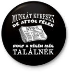 printfashion MUNKÁT KERESEK - Kitűző, hűtőmágnes - Fekete (16958019)