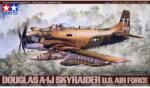 TAMIYA 1/48 USAF Douglas A-1J Skyraider vadászgép modell (TA61073)