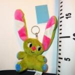  Kockásfülű nyúl plüss kulcstartó - ülő