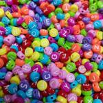 CsimpiStore Színes kör Betűs Gyöngy fehér betűkkel (7 mm, Műanyag) 20g/csomag