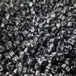 CsimpiStore Betűs Gyöngy fekete kocka (5 mm, Műanyag) 20g/csomag