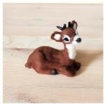  Fekvő őzike, szőrmés. Mérete: 70x60 mm