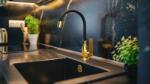INVENA Ligaria, magas mosogatócsaptelep elasztikus karral, Eco Start rendszerrel, fényes arany/matt fekete, INV-BZ-39-009-L Leták: https: //cloud. invena. pl/s/nnXaZKg3crBrRkz/download? path=/Pliki do strony