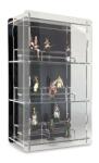 Rosa Figura, ólomkatona, bábutartó vitrin átlátszó akril fekete hátlappal állványokkal