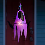  Halloween-i világító dekoráció - szellem - lila - 10 színes LED - akasztható - 2 x 2032 - 75x20 cm 56598A (56598A)