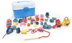 REGIO JÁTÉK Fa gyöngyfűzõ tárolódobozban (44 db)