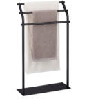 Relaxdays Modern szabadon álló 3 karú acél törölközőtartó fekete 86x51x19 cm 10038721