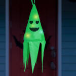  Halloween-i világító dekoráció - szellem - zöld - 10 színes LED - akasztható - 2 x 2032 - 75x20 cm (56598B)
