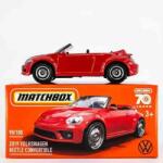 Mattel Volkswagen Beetle Convertible (2019) piros - 1: 64 méretarányos fém modellautó és játékautó - Matchbox 98/100 (HLF17)
