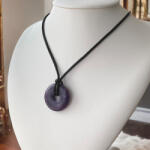 csucsajandek Fánk medál bőrhatású nyakláncon - Lepidolit (CSW344141)