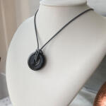csucsajandek Fánk medál bőrhatású nyakláncon - Ónix (CSW718692)